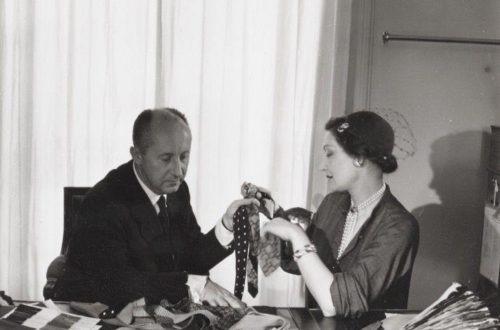Alla scoperta della storica boutique parigina di Dior, ora con atelier, pasticceria e una suite dove dormire | Vogue Italia