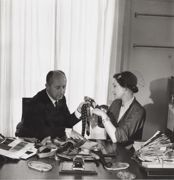 Alla scoperta della storica boutique parigina di Dior, ora con atelier, pasticceria e una suite dove dormire | Vogue Italia